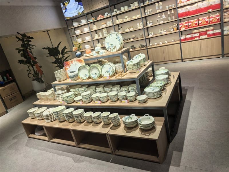 钢木货架便利零售店现场实景——洛阳社区便利零售门店，洛阳市洛龙区达佳展柜厂承建