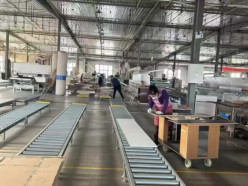 洛阳市洛龙区达佳展柜厂厂房实景——展柜组装与试装区