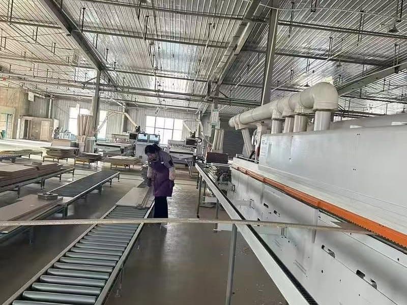 洛阳市洛龙区达佳展柜厂厂房实景——烤漆房与打磨工序区